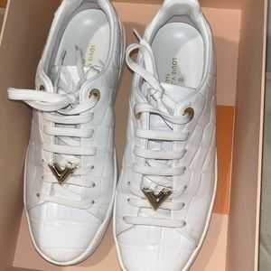 SUPER CUTE ALL WHITE LOUIS VUITTON SNEAKERS !